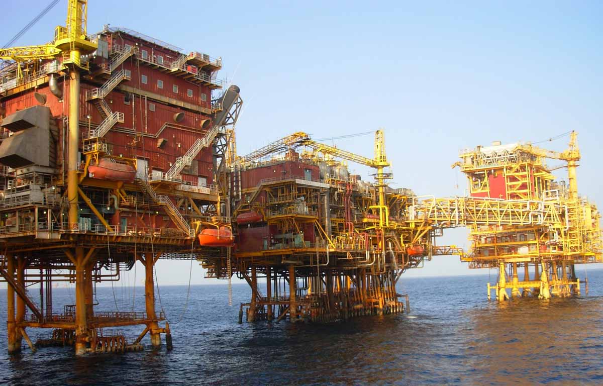 النفط يهبط للأسبوع الرابع ويتكبد أشد خسارة منذ حرب الخليج