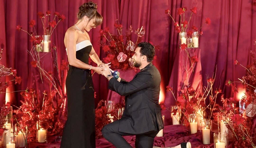 لبناني يركع أمام حبيبته ملكة جمال أستراليا قبل الزواج منها في أجواء رومانسية…