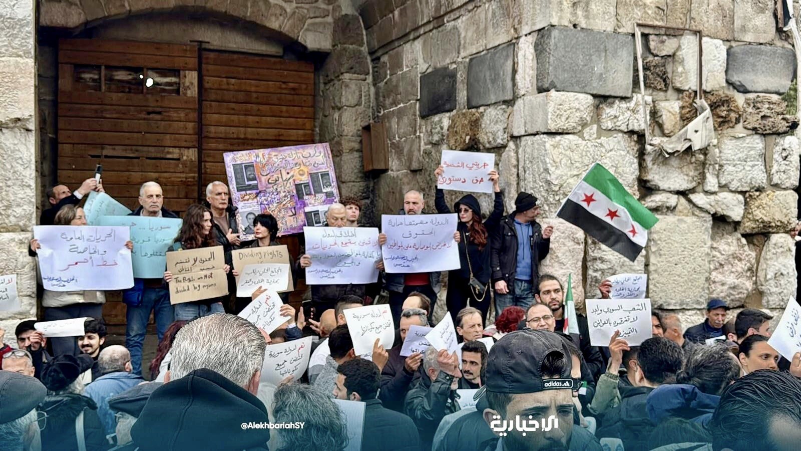 السوريون يرفضون من ساحة “باب توما” وسط دمشق تقييد الحريات العامة…